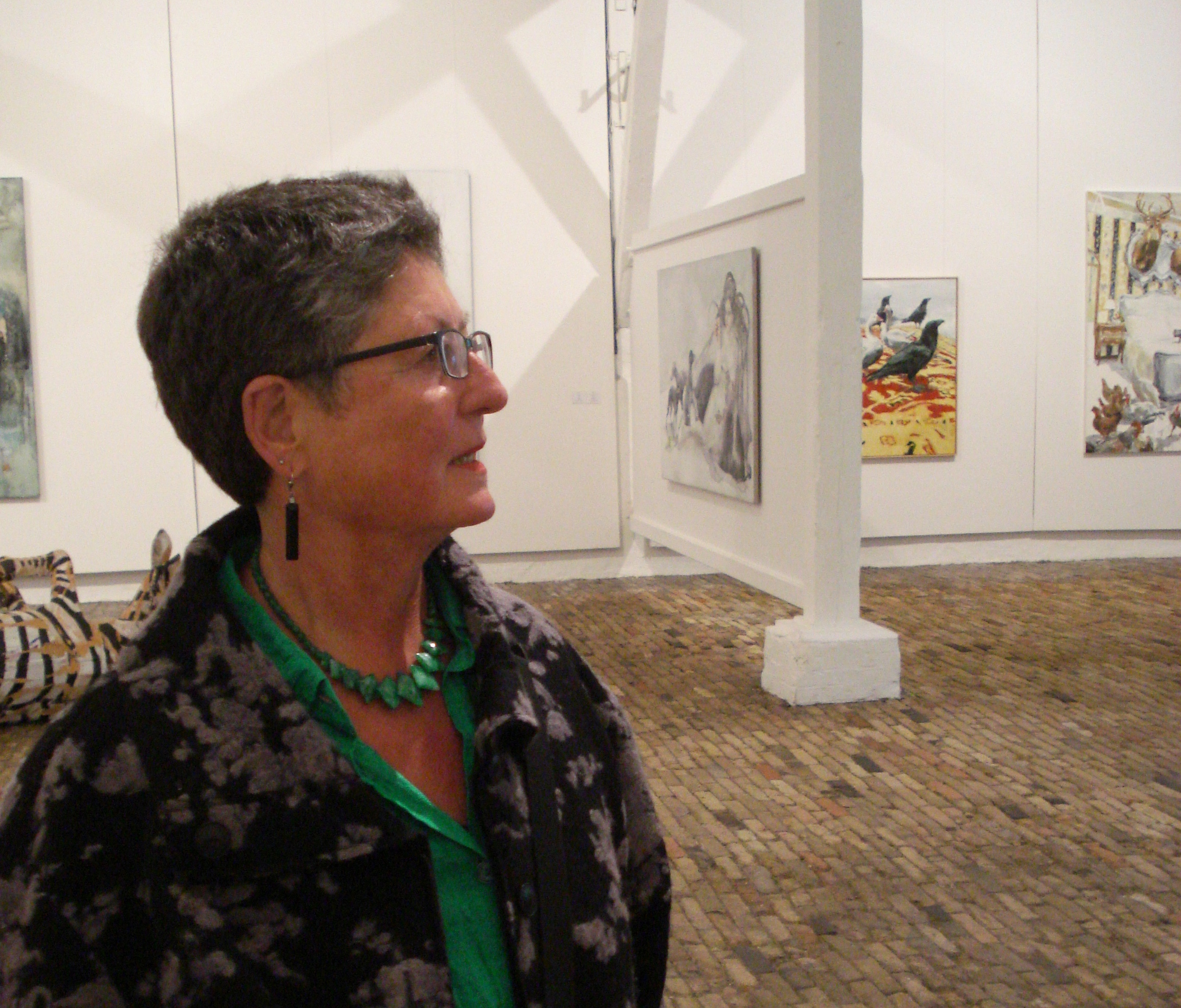 Auf dem Bild sieht man Inge Schließmann auf einer Kunstausstellung.