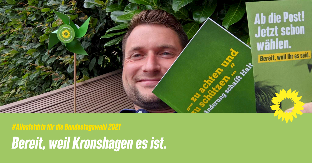 Auf dem Bild sieht man Vorstandsmitglied Christian Schall, wie er einige Materialien und Giveaways zur Bundestagswahl hochhält.